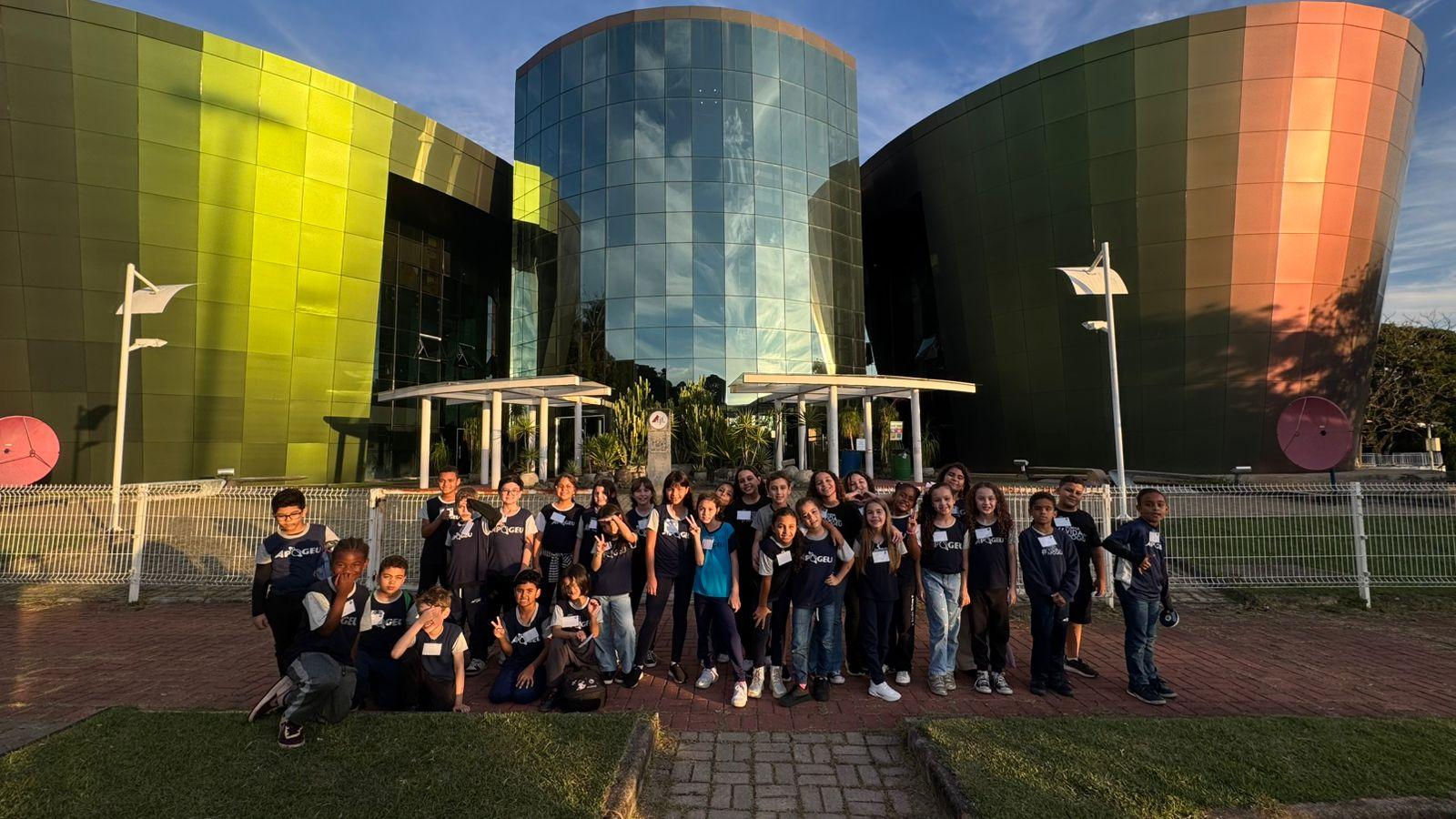 Alunos do APOGEU Zona Norte vivenciam a ciência em saída pedagógica